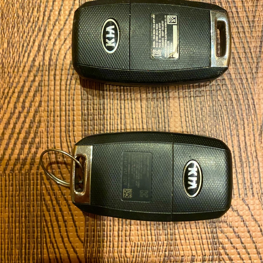Original equipment manufacturer OEM autolock flip keys matching for Kia we sold.